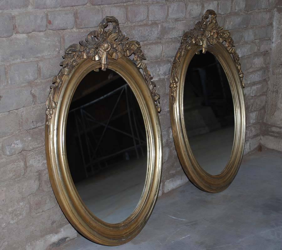Pair of 19th century. Silver gilded with a touch of gold oval mirrors with bow crown and floral ornaments.
Originates France, dating app. 1880.