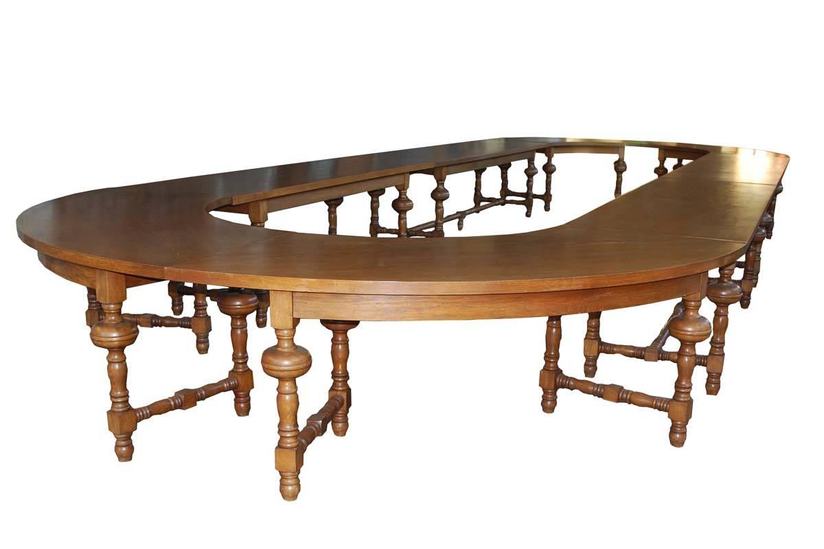 Très grande table de conférence composée de huit pièces.
Fabriqué en bois de chêne et en placage de chêne.
Le plateau de la table présente quelques légères éraflures et marques.
Originaire de Hollande, datant, vers 1970.