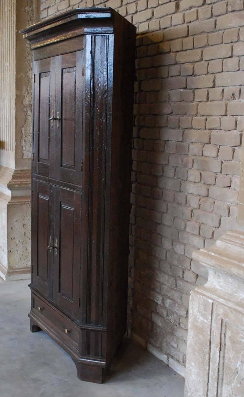 armoire du XIXe siècle spécialement conçue pour être placée dans un coin.
Originaire d'Allemagne, datant d'environ 1880.