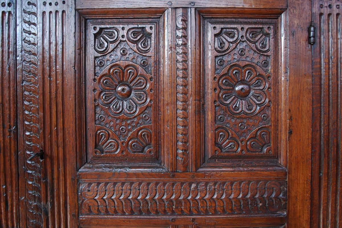 17th Century Flemish Hand-Carved Oakwood Cabinet In Good Condition For Sale In Casteren, NL