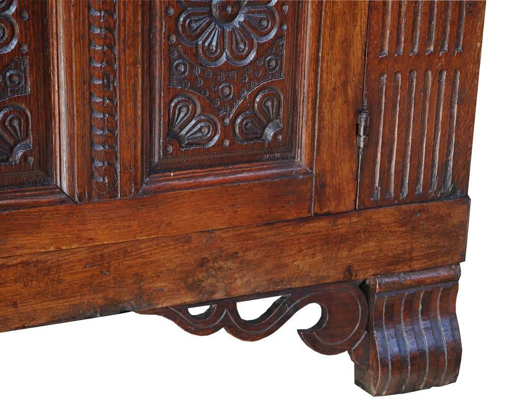 17th Century Flemish Hand-Carved Oakwood Cabinet For Sale 1