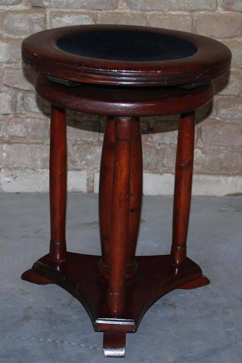 20th century Dutch piano stool made from oakwood.
Measures: Height is 48 cm extendable to 60 cm.
Originates the Netherlands, circa 1960.