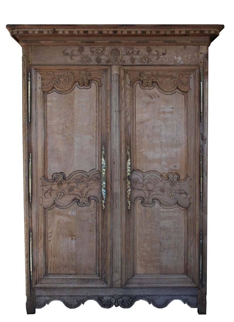 Early 19th century marriage cabinet or armoire made from oakwood.
The cabinet has fine detailed carvings.
It was cleaned recently and now has a beautiful natural wood color.
Originates France, circa 1820.