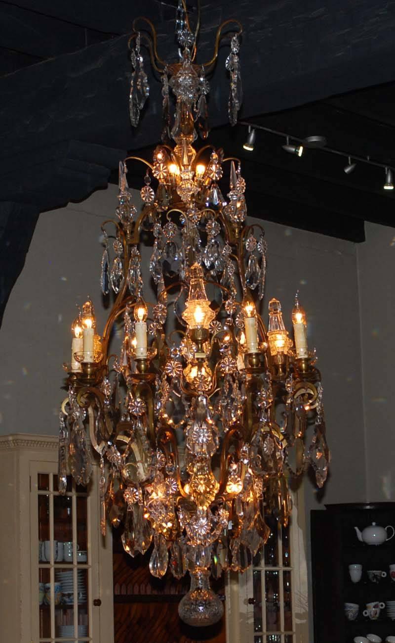 Huge 19th century chandelier with brass frame and enormous crystals.
One crystal has a bit damage (see last picture)
Originates France, dating app, 1880.