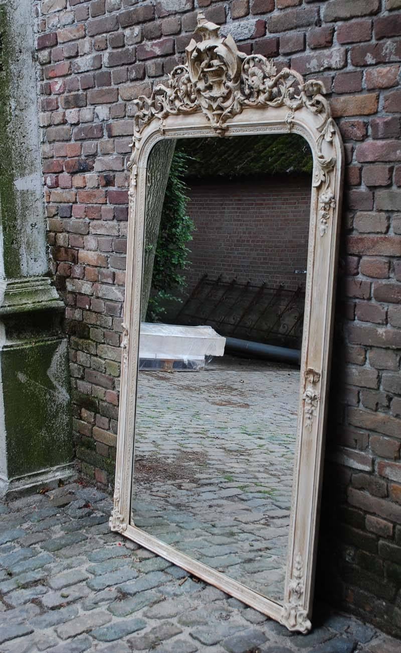 19th century mirror with abundant top, depicting flowers and birds.
The mirror has a light colored patina.
Originates France, dating circa 1880.