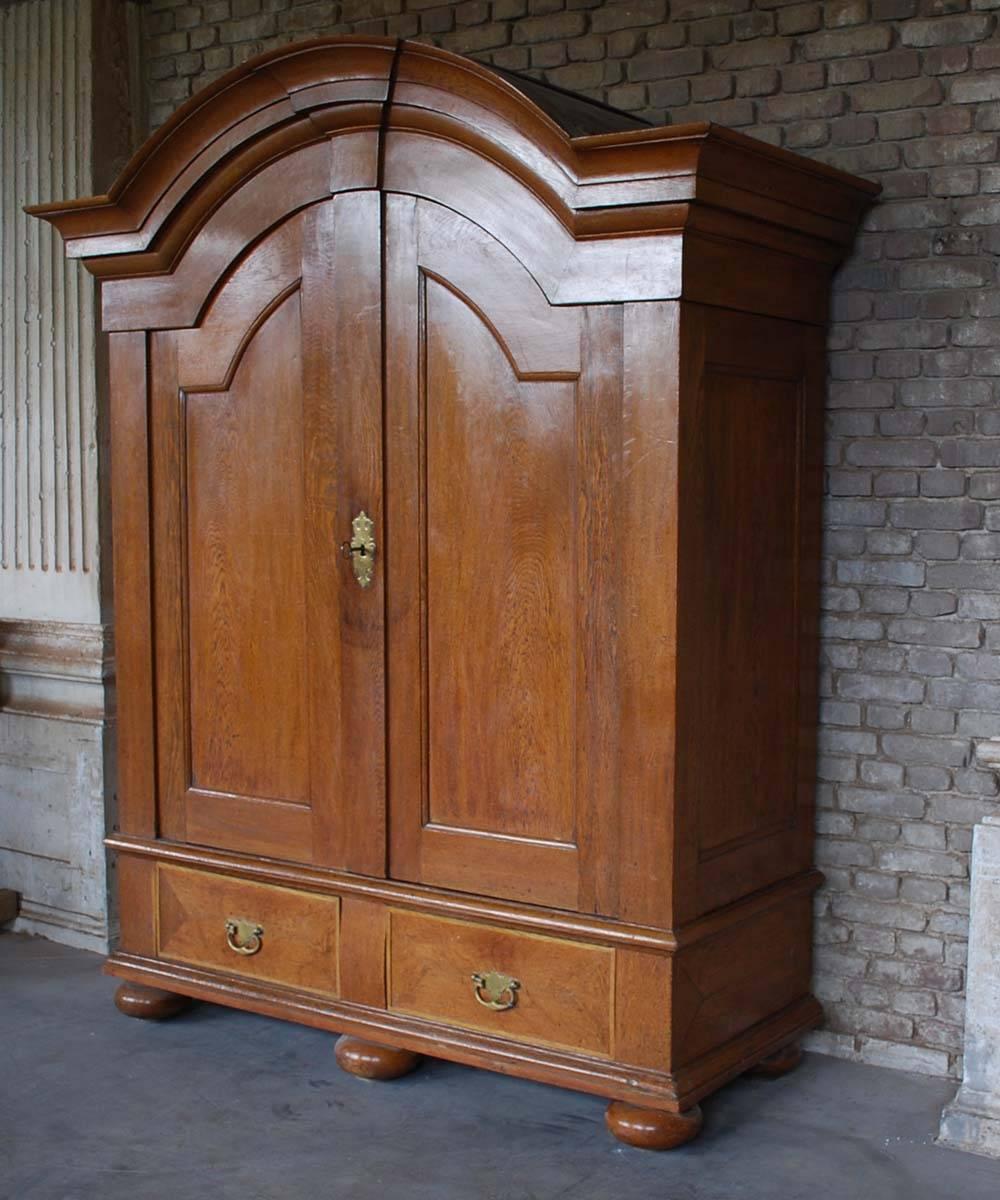 19th century oakwood cabinet
Originates Germany, dating circa 1820.