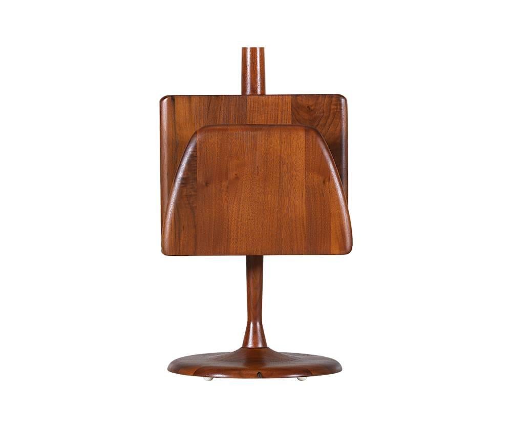 Mid-Century Floor Lamp with Magazine Holder by Laurel In Excellent Condition In Los Angeles, CA