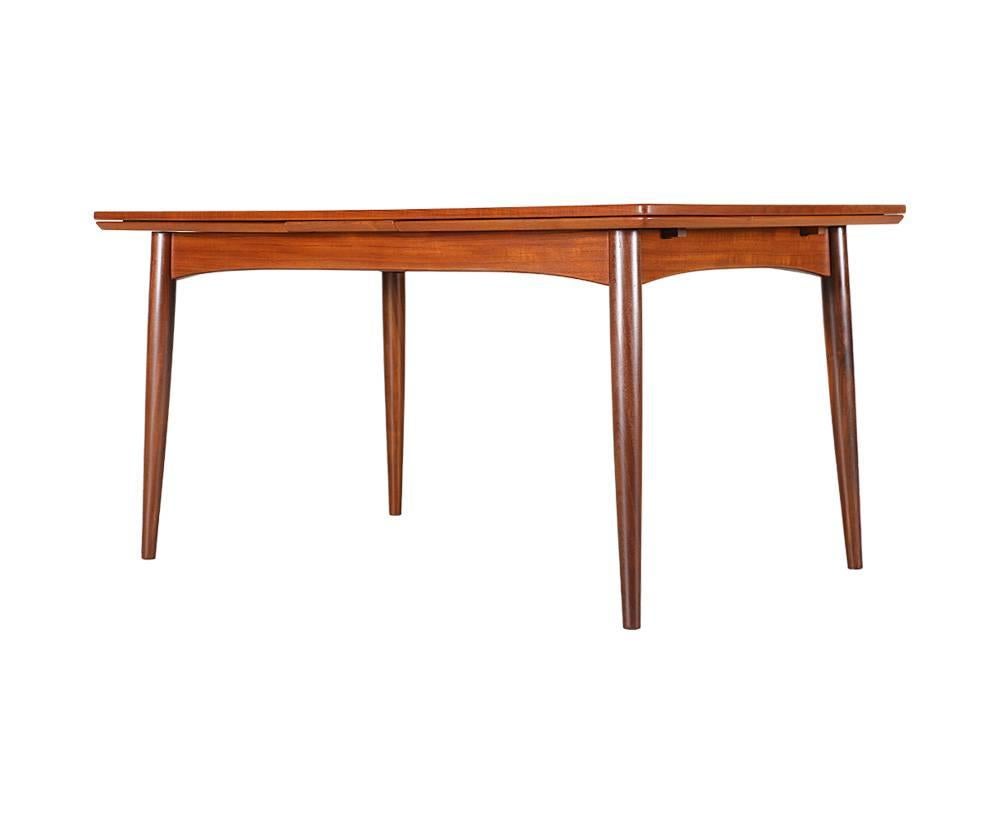 Danish Modern Expanding Draw-Leaf Dining Table by Gudme Møbelfabrik In Excellent Condition In Los Angeles, CA