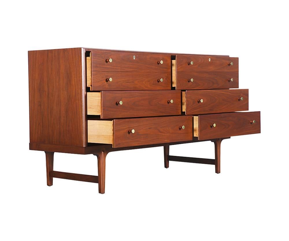 Drexel “Apart Mates” Walnut Dresser In Excellent Condition In Los Angeles, CA