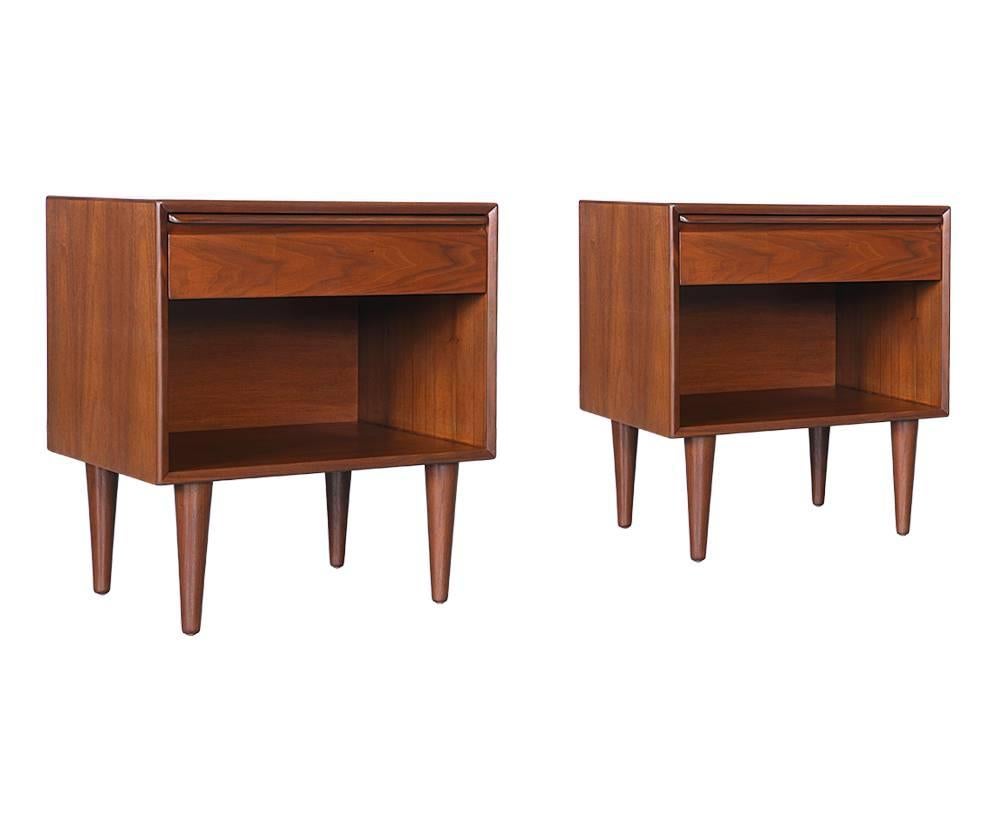 Manufacturer: Westnofa.
Period or style: Mid-Century Modern.
Country: Norway.
Date: 1960s.

Dimensions: 23 H x 20.5 L x 15.5 W.
Materials: Walnut wood.
Condition: Excellent – newly refinished.
Number of items: 2.
ID number: Pending.