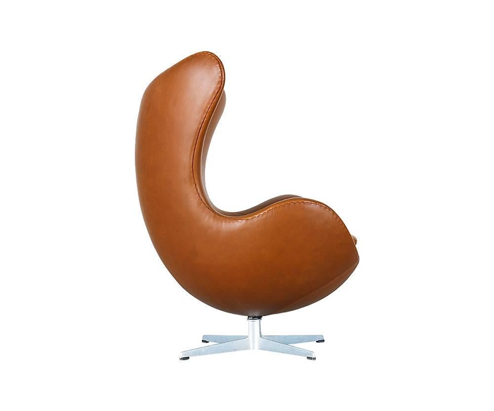 Arne Jacobsen Leather “Egg” Chair with Ottoman for Fritz Hansen In Excellent Condition In Los Angeles, CA
