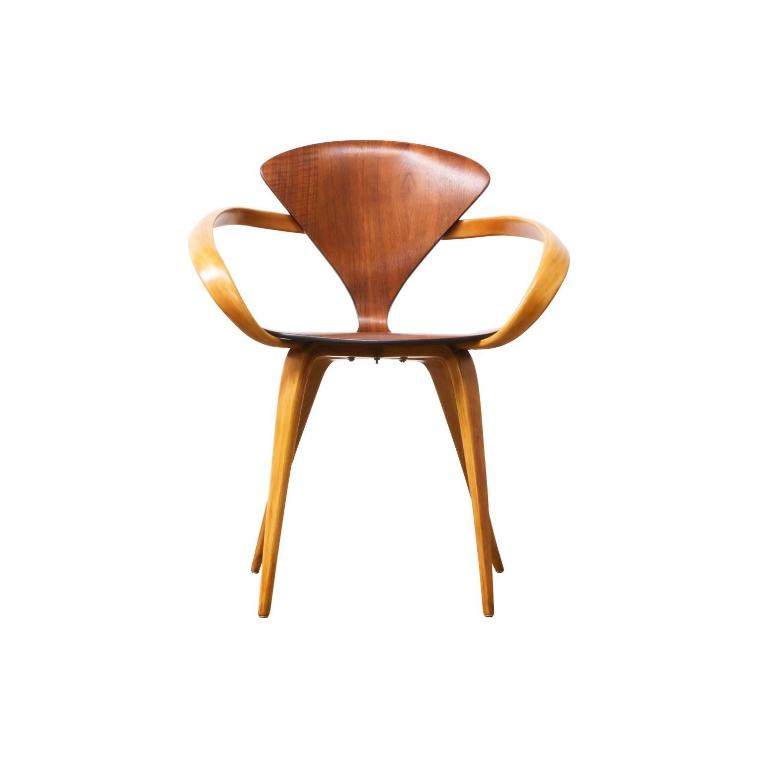 Designer: Norman Cherner.
Manufacturer: Plycraft.
Period/Style: Mid-Century Modern.
Country: United States.
Date: 1950s.

Dimensions: 31″ H x 23.5″ L x 26″ W.
Seat height 17″.
Materials: Walnut, beechwood.
Condition: Excellent, newly