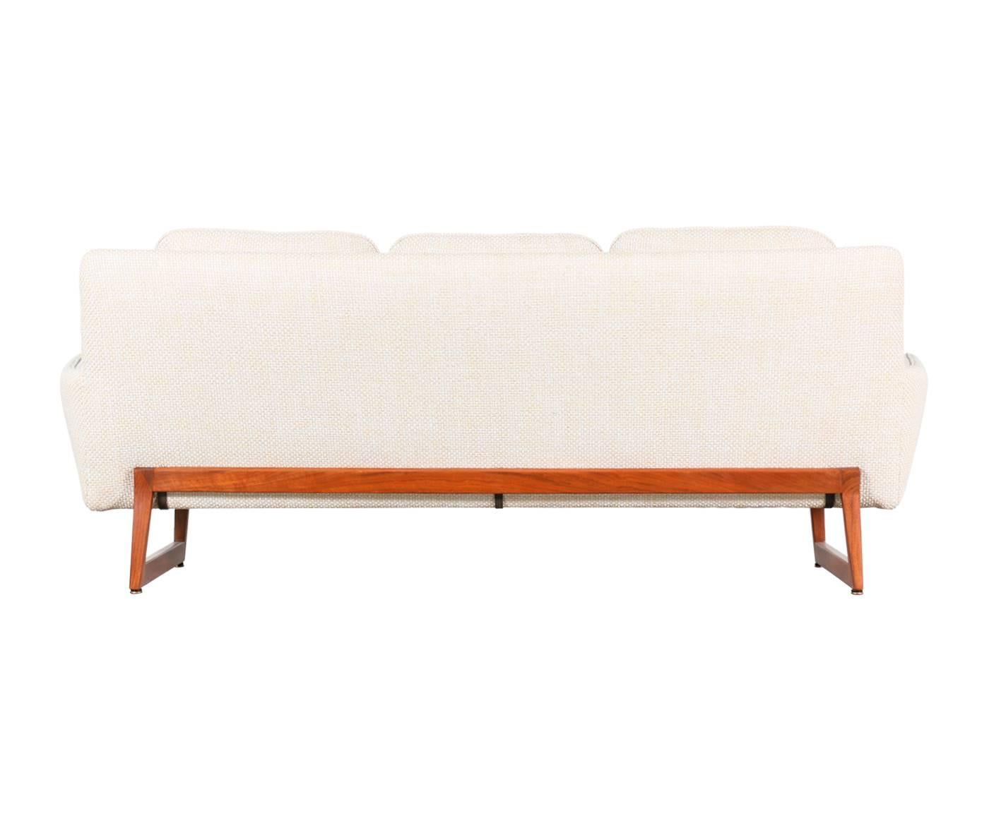 Jens Risom Model #2535 Walnut Sofa In Excellent Condition In Los Angeles, CA