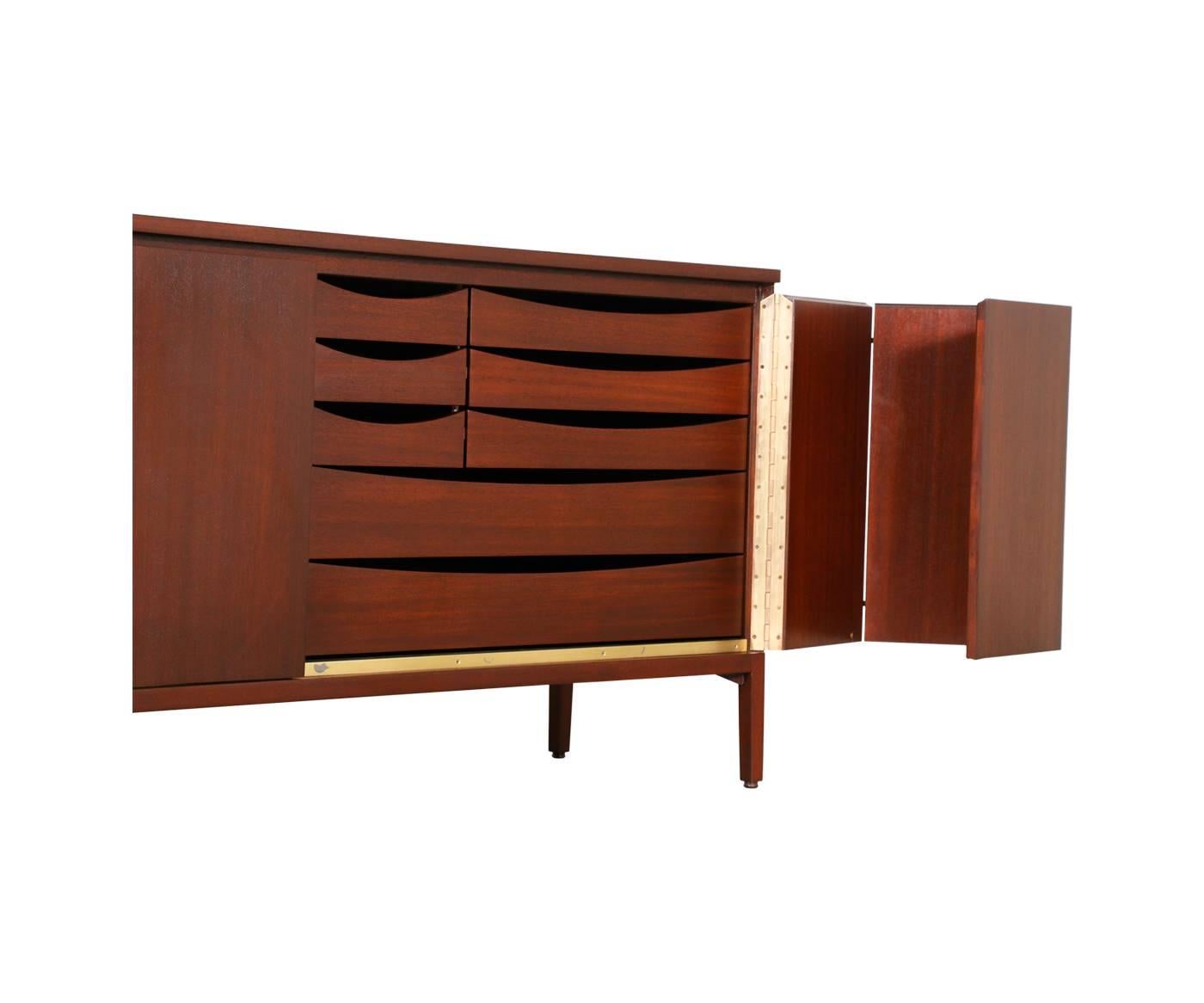 Paul McCobb “Irwin Collection” Credenza with Bi-Folding Doors for Calvin Group In Excellent Condition In Los Angeles, CA