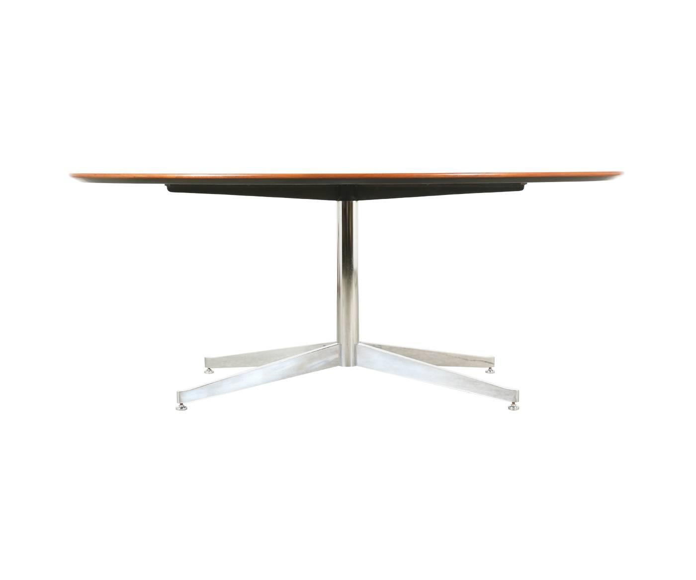 Florence Knoll Oval Walnut Dining Table with Chrome Base In Excellent Condition In Los Angeles, CA
