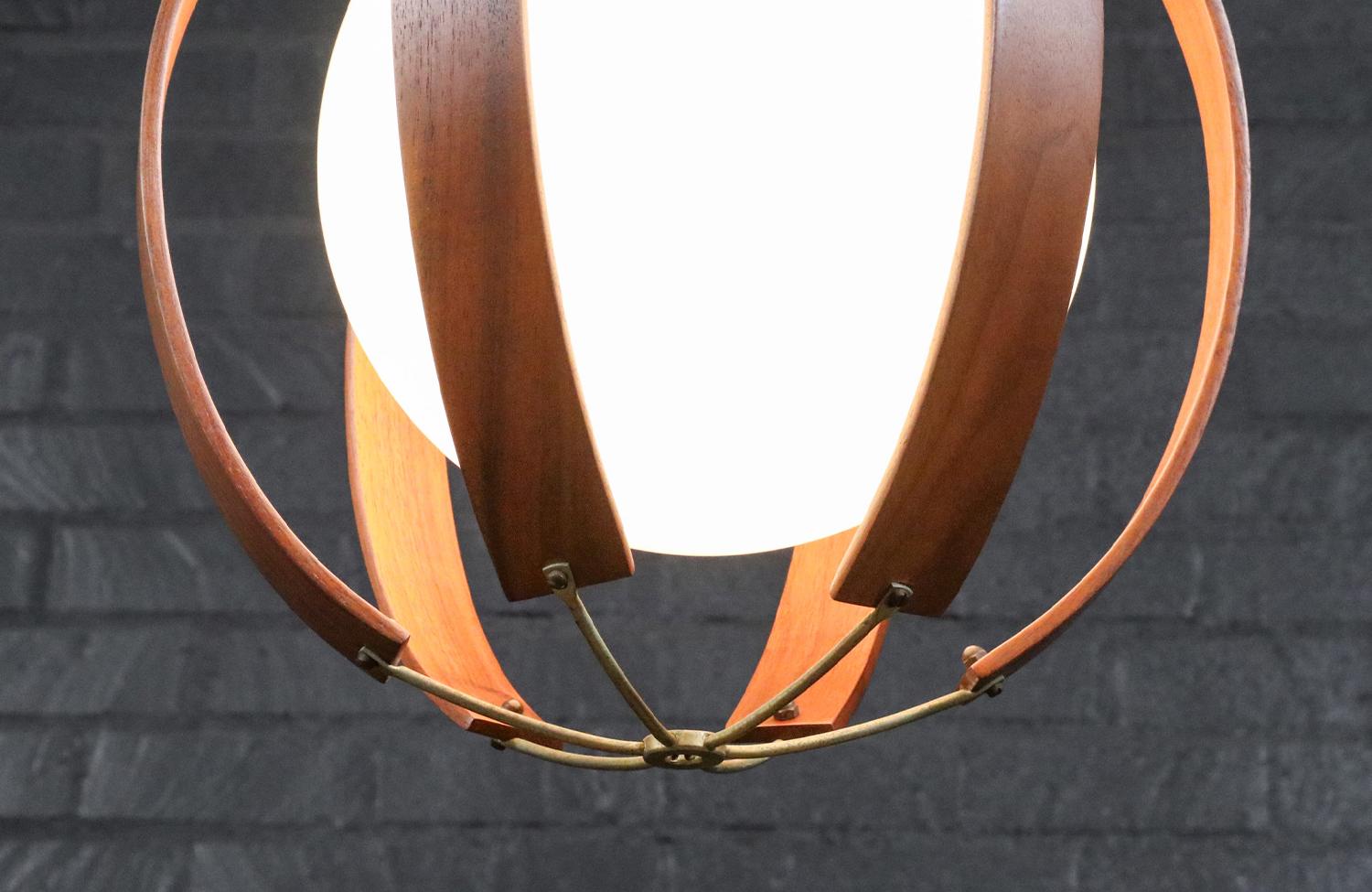 Sapientemente restaurato - Lampadario a sospensione in noce e ottone della metà del secolo scorso In condizioni ottime in vendita a Los Angeles, CA