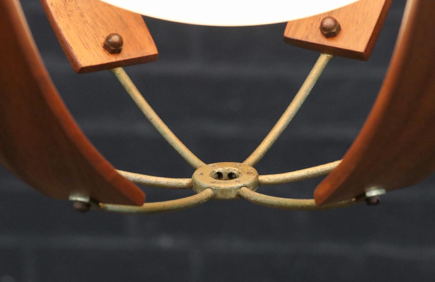 Metà XX secolo Sapientemente restaurato - Lampadario a sospensione in noce e ottone della metà del secolo scorso in vendita