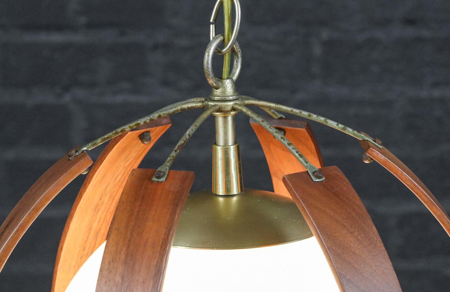 Mid-Century moderno Sapientemente restaurato - Lampadario a sospensione in noce e ottone della metà del secolo scorso in vendita