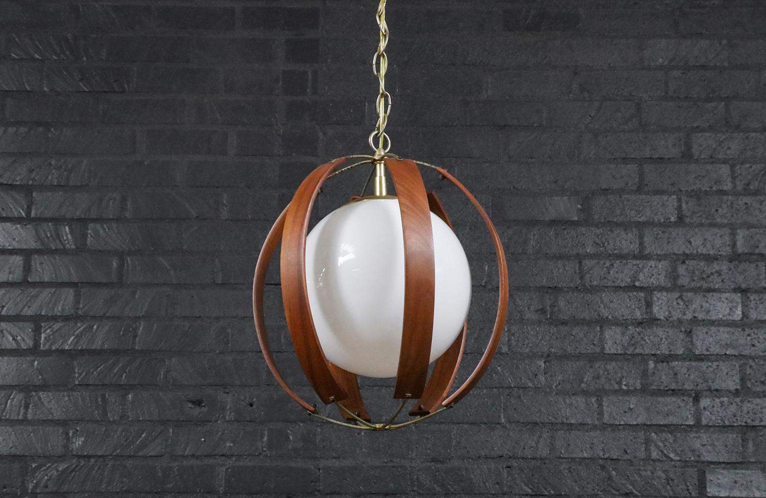 Ottone Sapientemente restaurato - Lampadario a sospensione in noce e ottone della metà del secolo scorso in vendita