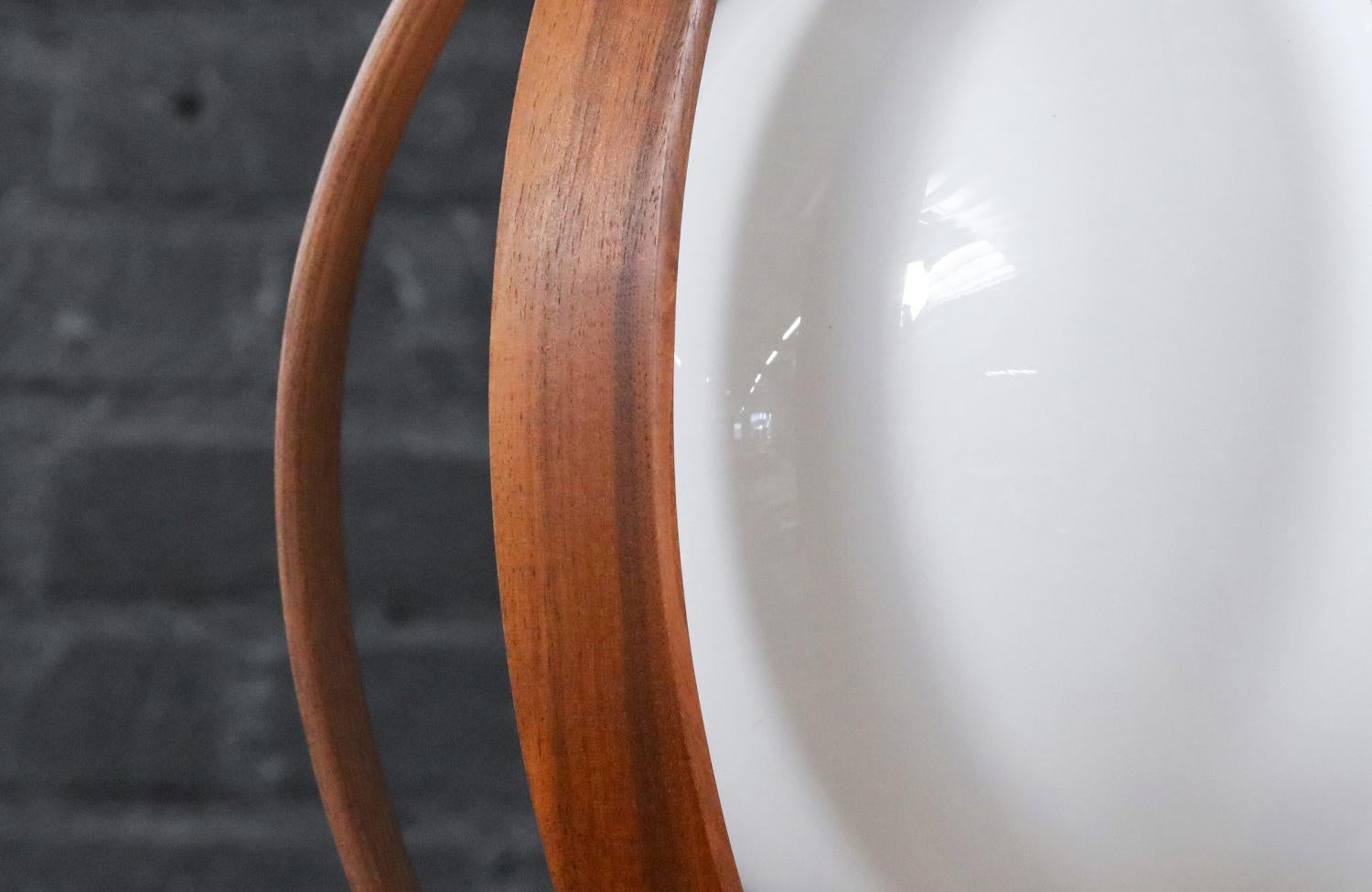 Sapientemente restaurato - Lampadario a sospensione in noce e ottone della metà del secolo scorso in vendita 1