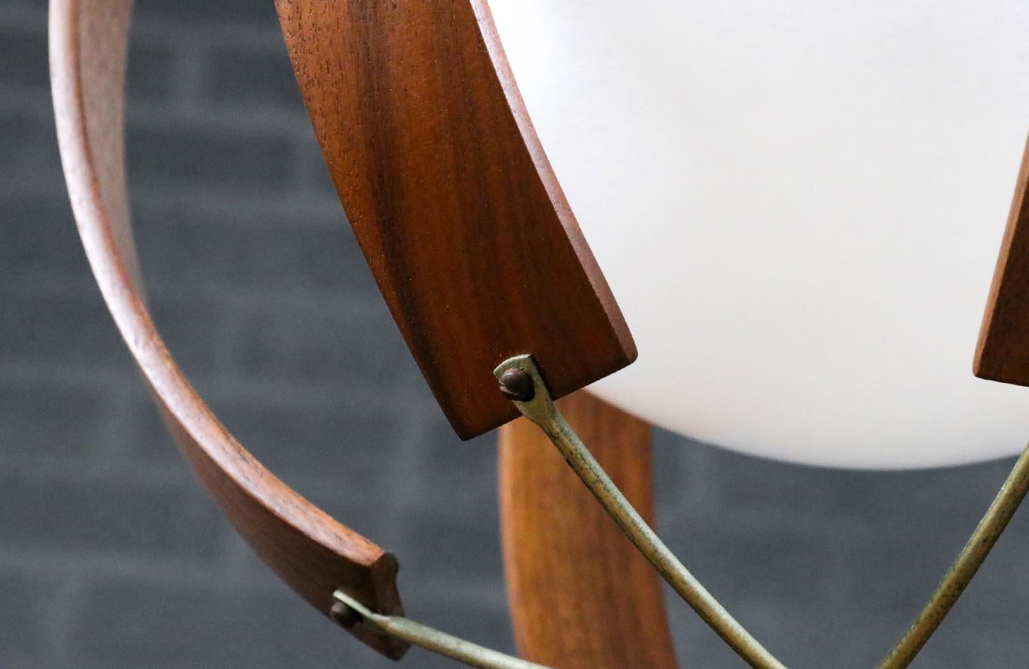 Sapientemente restaurato - Lampadario a sospensione in noce e ottone della metà del secolo scorso in vendita 2
