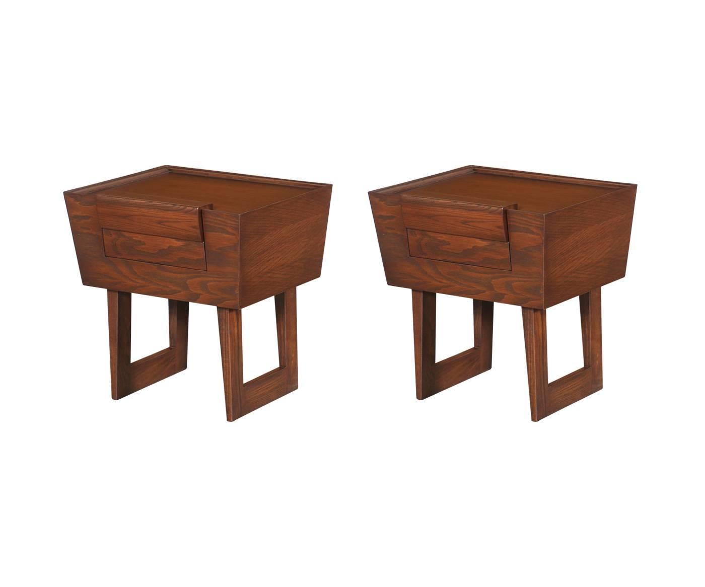 Designer: Paul Laszlo.
Manufacturer: Brown & Saltman.
Period/Style: Mid-Century Modern.
Country: United States.
Date: 1950s.

Dimensions: 22″ H x 21″ W x17″ D.
Materials: Oak stained walnut.
Condition: Excellent, newly refinished.
Number of