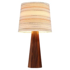 Restaurata con maestria - Lampada da tavolo danese moderna in palissandro con base esagonale scolpita