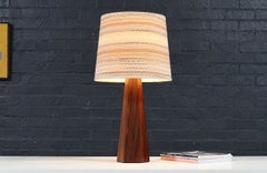 Restaurata con maestria - Lampada da tavolo danese moderna in palissandro con base esagonale scolpita