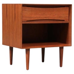 Sapientemente restaurato - Comodino moderno danese in teak con libreria di Dyrlund