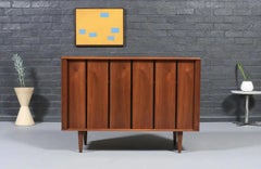 Restaurada por expertos - Credenza modernista californiana con puerta de tambor en nogal, de Barzilay