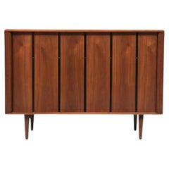 Restaurada por expertos - Credenza modernista californiana con puerta de tambor en nogal, de Barzilay