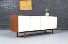 Fachmännisch restauriert – Florence Knoll Modell 541, zweifarbig lackierte Anrichte