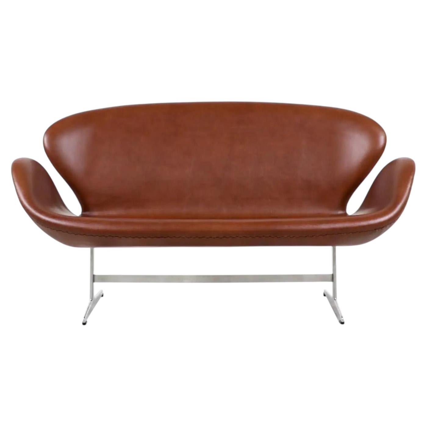 Vintage Cognac Leather "Swan" Sofa by Arne Jacobsen for Fritz Hansen in vendita