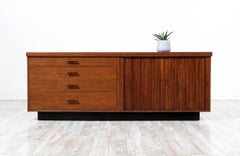 Credenza con puerta de tambor Glenn of California con tapa de fórmica negra