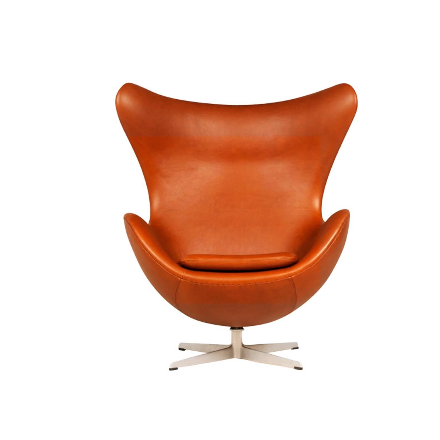Arne Jacobsen “Egg” Chair with Ottoman for Fritz Hansen In Excellent Condition In Los Angeles, CA