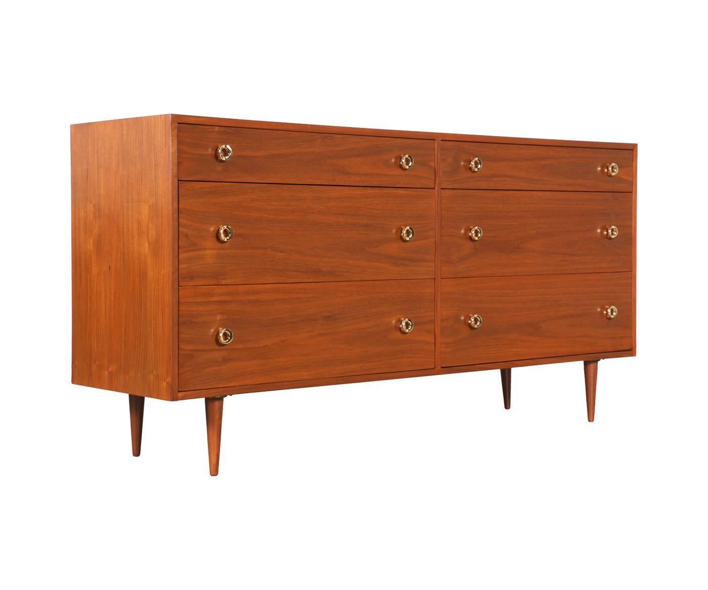 Designer: Greta M. Grossman.
Manufacturer: Glenn of California.
Period/Style: Mid-Century Modern.
Country: United States.
Date: 1950s.

Dimensions: 32.75″ H x 64.75″ L x 18″ W.
Materials: Walnut, brass.
Condition: Excellent, newly