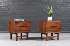 Restaurées avec soin - Tables de chevet modernes du milieu du siècle en noyer avec des touches métalliques