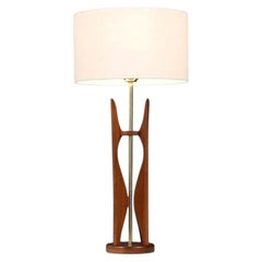 Restaurata con maestria - Lampada da tavolo in noce e ottone scolpita in stile "Hourglass" della metà del secolo