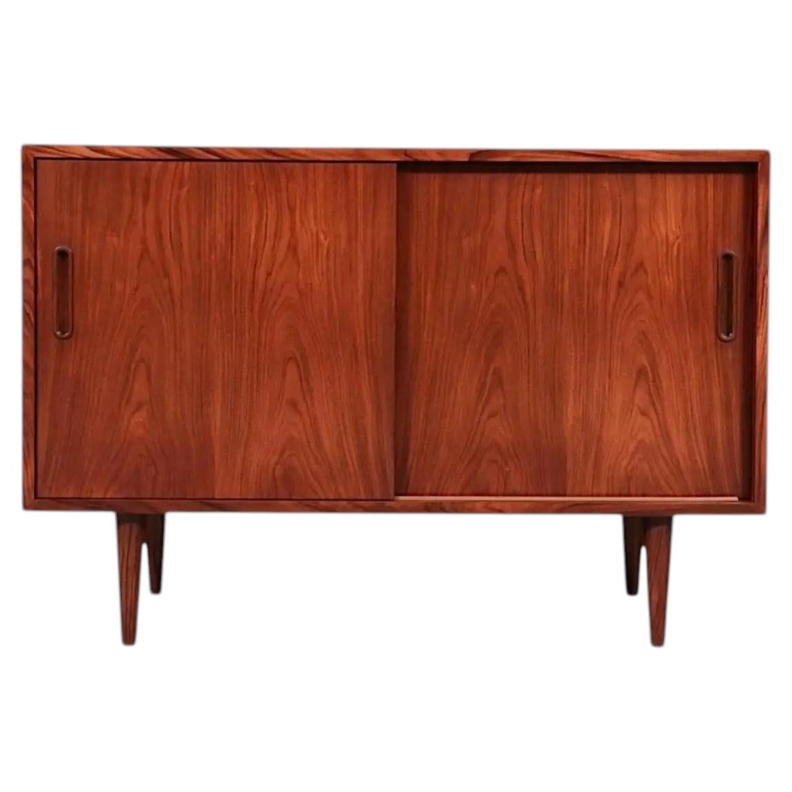 Does 1stDibs ship large case pieces like credenzas internationally?