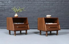 Restaurati con maestria - Comodini in stile moderno californiano con libreria di John Keal