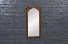 Miroir en arc à cadre biseauté en noyer sculpté, de style « Mid-Century Modern », restauré par des experts