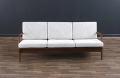 Fachmännisch restauriert – dänisches Sofa im Modern-Stil mit skulpturaler Form von Ib Kofod-Larsen