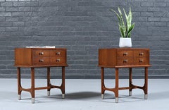 Restaurées avec soin – Tables de chevet flottantes sculptées de style « Mid-Century Modern » signées Weiman