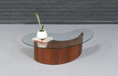 Mesa baja esculpida de mediados de siglo con forma biomorfa y tapa de cristal
