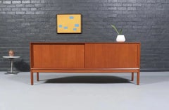 Restaurada por expertos - Credenza danesa moderna de teca de Aksel Kjersgaard