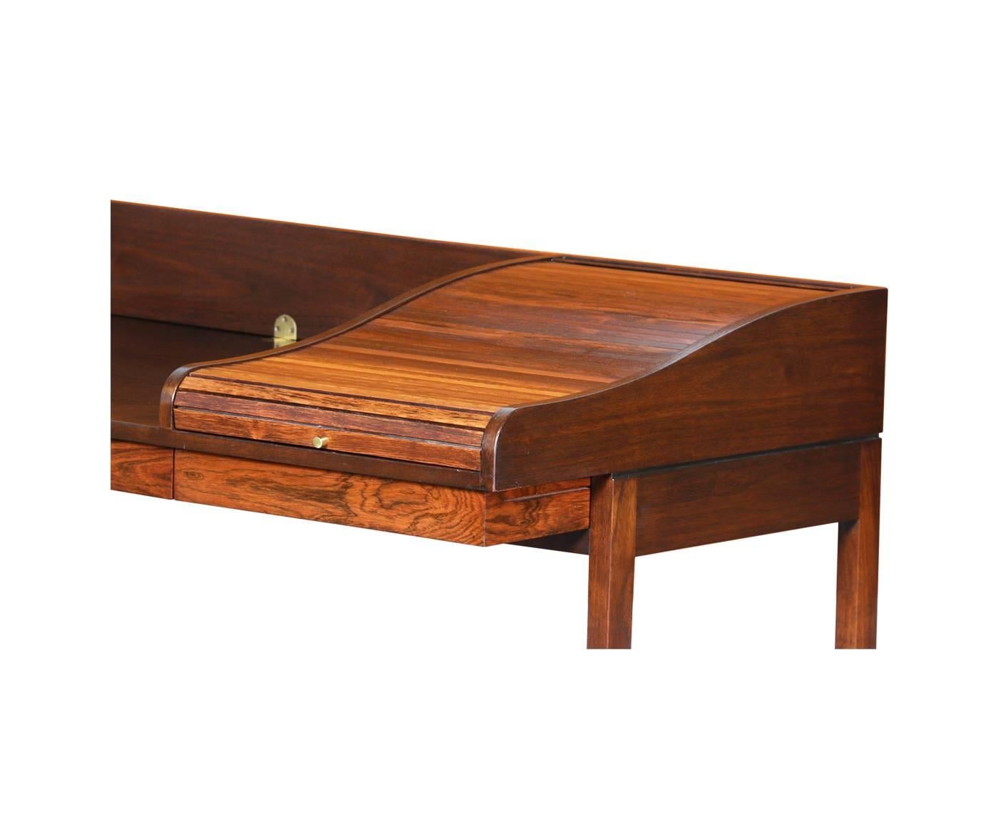 Designer: Edward J. Wormley.
Manufacturer: Dunbar.
Period/Style: Mid-Century Modern.
Country: Unites States.
Date: 1950s.

Dimensions: 35″ H x 74.75″ L x 28″ W.
Materials: Rosewood, mahogany, walnut, brass, leather.
Condition: Original