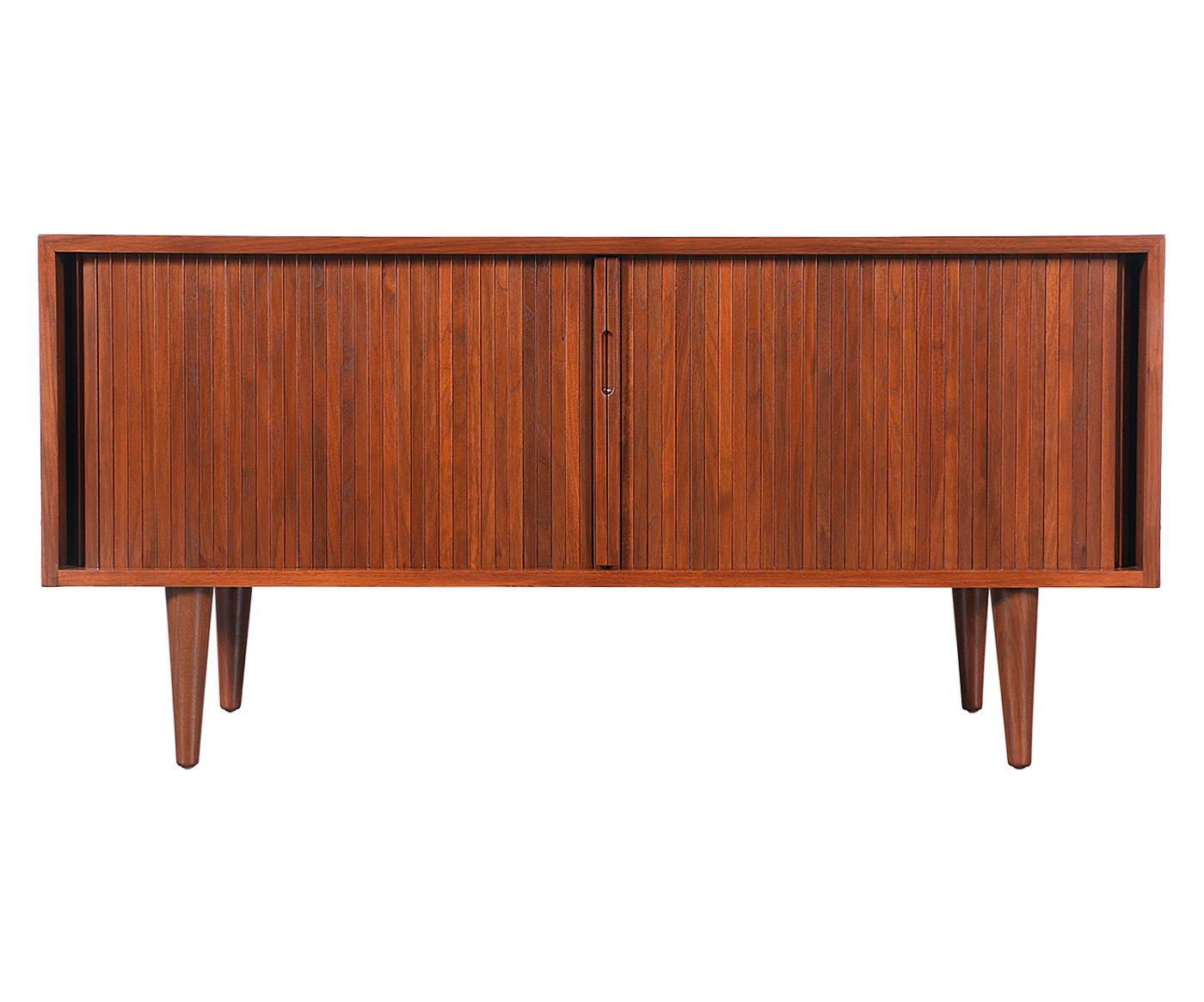 Designer: Milo Baughman.
Manufacturer: Glenn of California.
Period/style: Mid-Century Modern.
Country: United States.
Date: 1950s.

Dimensions: 23.25″ H x 17.75″ W x 47.75″ L.
Materials: Walnut.
Condition: Excellent newly refinished.
Number