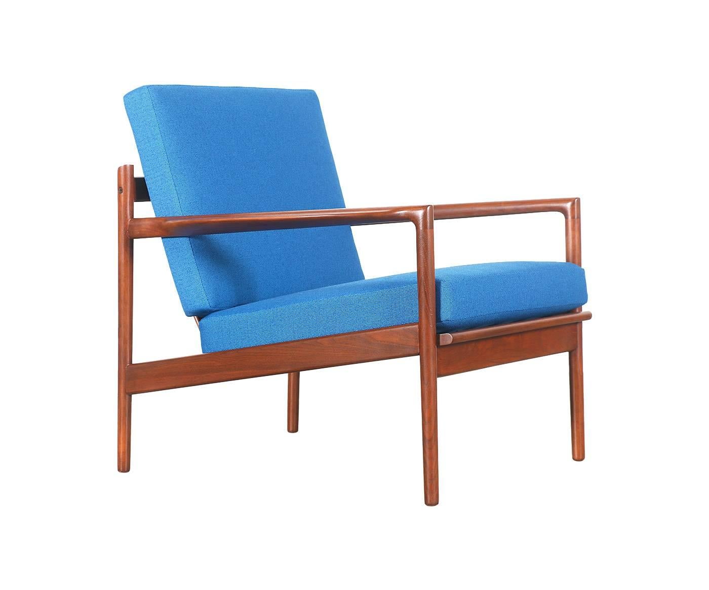 Designer: Ib Kofod-Larsen.
Manufacturer: Selig.
Period/Style: Danish Modern.
Country: Denmark.
Date: 1960s.

Dimensions: 29.5″ H x 30″ L x 29″ W.
Seat height 16.25″.
Materials: Walnut, cotton tweed.
Condition: Excellent, newly refinished