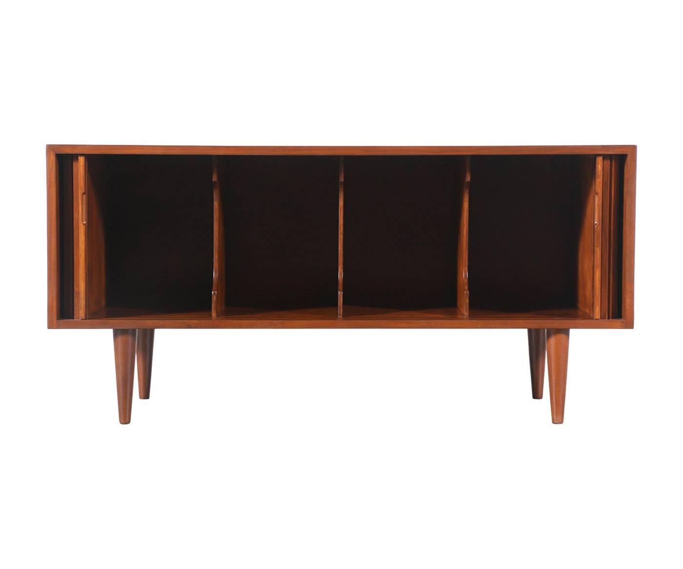 Designer: Milo Baughman.
Manufacturer: Glenn of California.
Period/Style: Mid-Century Modern.
Country: United States.
Date: 1950s.

Dimensions: 23″ H x 47.75″ W x 17.75″ D.
Materials: Walnut.
Condition: Excellent, newly refinished.
Number