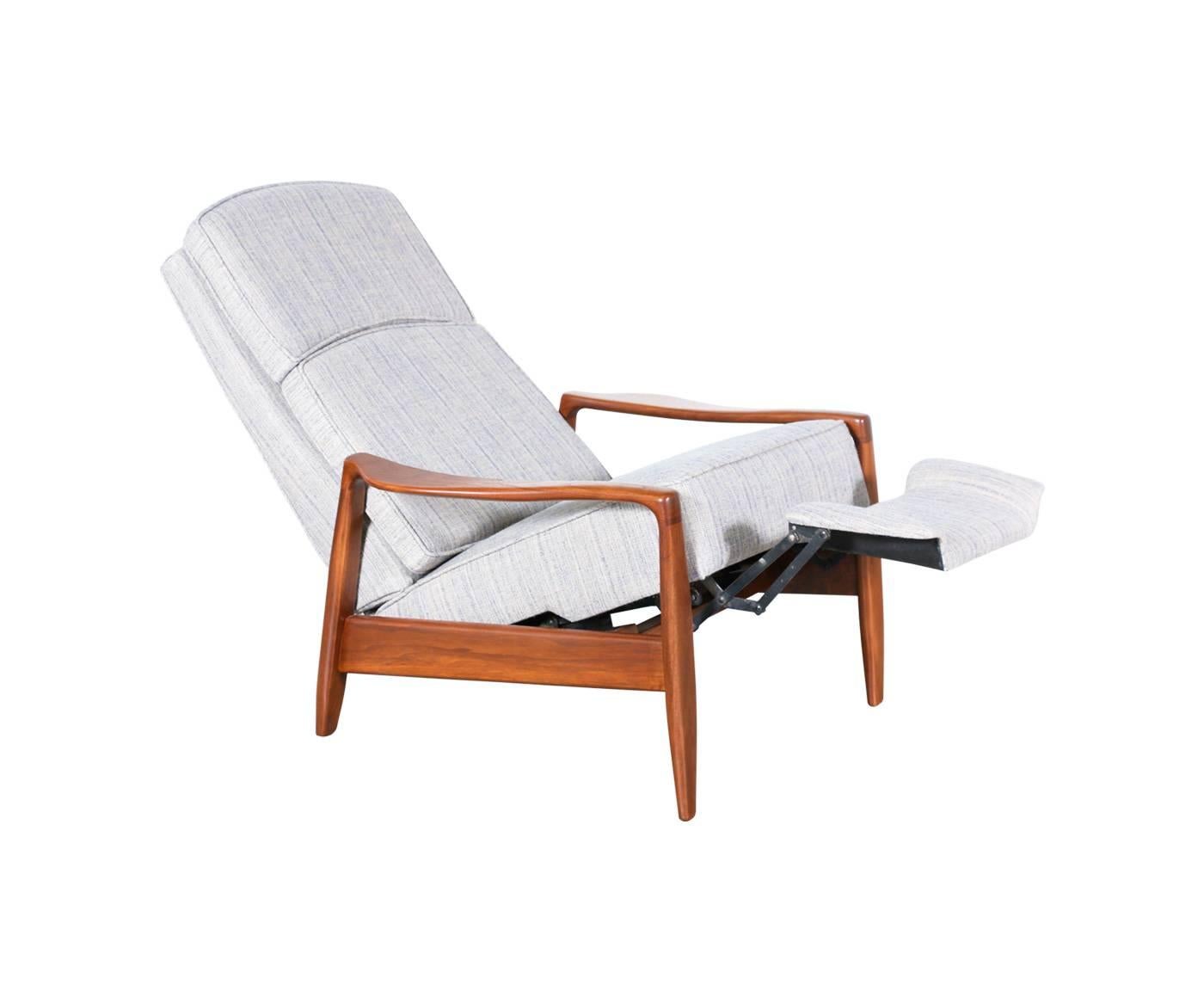 Mid-20th Century Milo Baughman Walnut Reclining Lounge Chair for Thayer Coggin